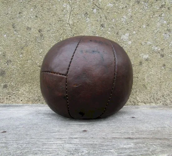 ancien ballon en cuir medicine ball médecine kiné sport vintage