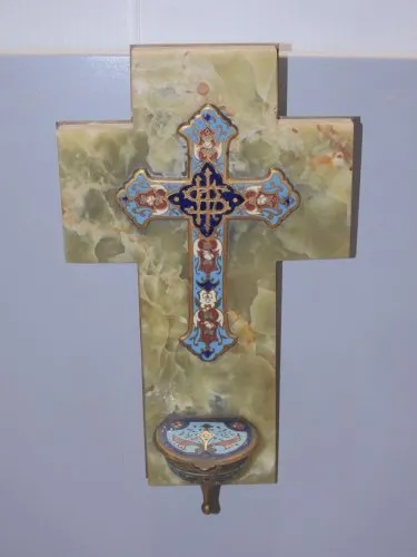 -ANCIEN BENITIER MURAL EMAUX CLOISONNES CROIX ONYX SUR PLAQUE LAITON RELIGION D