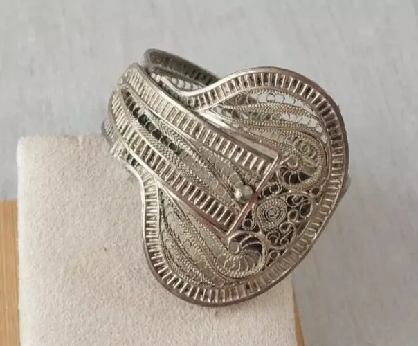 Ancien bracelet jonc, ethnique, style boucle ceinture, filigrane, en argent