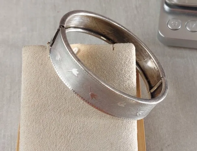Ancien bracelet jonc / manchette, décor fleur tulipe, en argent, vintage