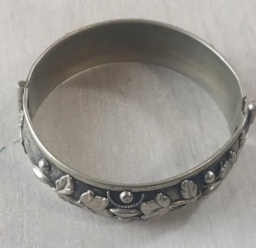 Ancien bracelet / manchette, décor fleurs, en argent / métal argenté