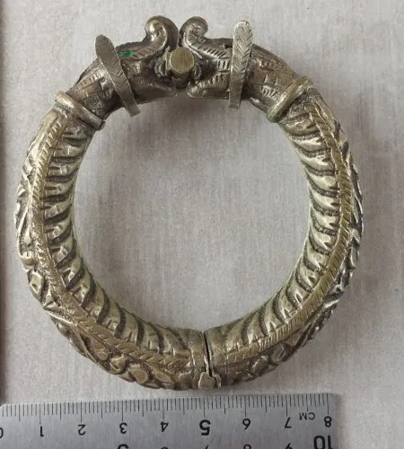 Ancien bracelet têtes de dragon, en laiton creux