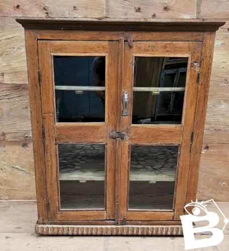 Ancien cabinet vitré en teck birman