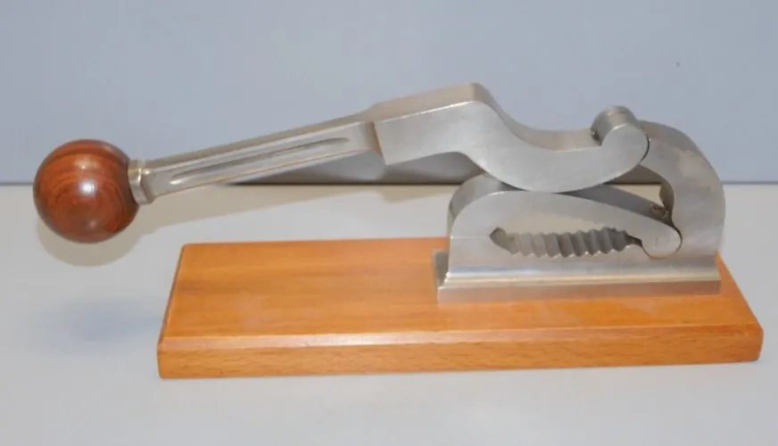 -ANCIEN CASSE NOIX ACIER POLI sur PLAQUE de BOIS COLLECTION DECO VINTAGE D