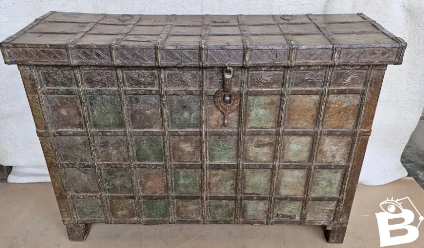Ancien coffre - console de dot de Bikaner en teck et fer forgé