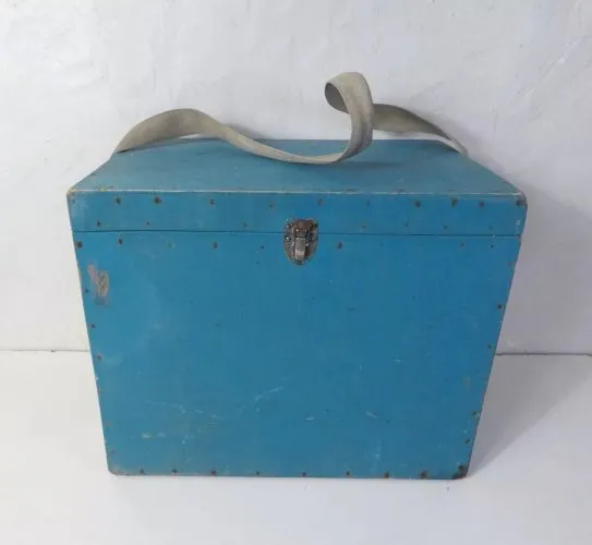 ancien coffre en bois bleu vintage