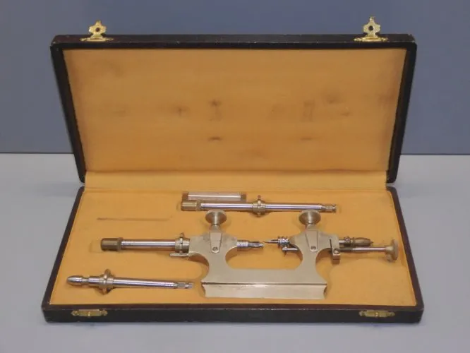 - ANCIEN COFFRET TOUR à PIVOTER A VIS DE RAPPEL OUTIL HORLOGER QUALITE SUP. D