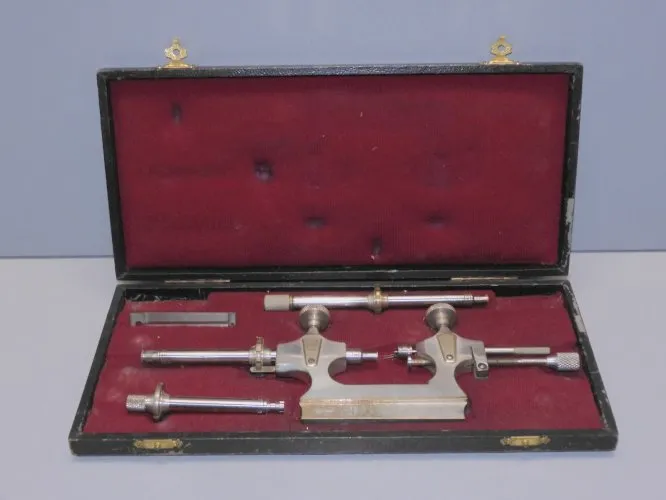 - ANCIEN COFFRET TOUR HORLOGER de PRECISION avec TOUR et PIECES COLLECTION D