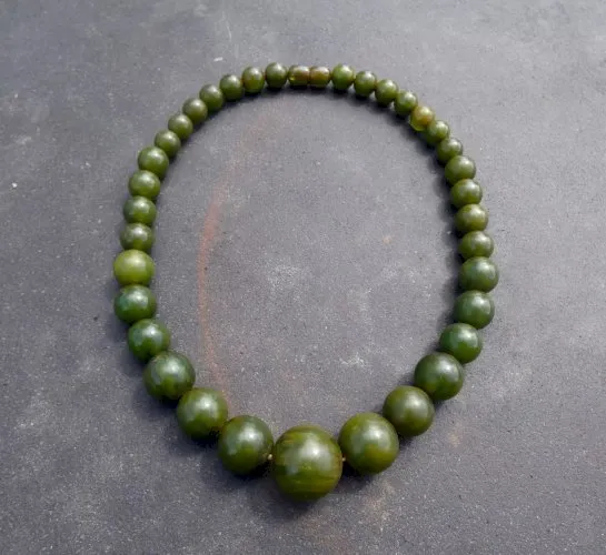 ancien collier art déco perles de bakélite vert