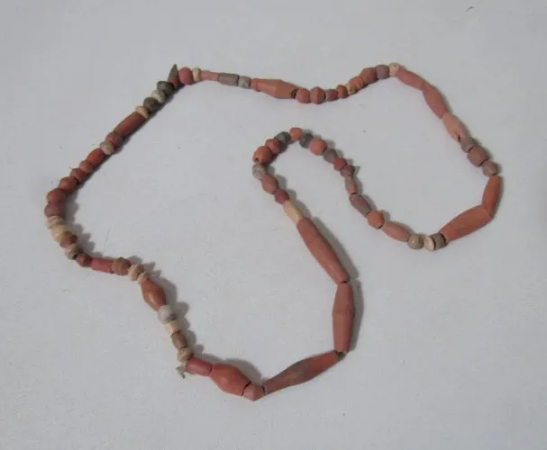 ancien collier de perles en terre cuite