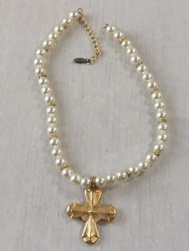 Ancien collier de perles, pendentif croix, en métal doré, Jacky de G, vintage