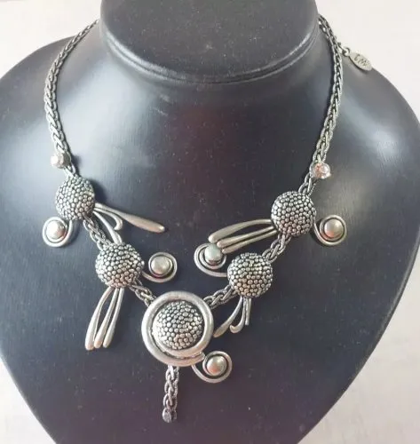 Ancien collier décor marguerite, en métal argenté, GM