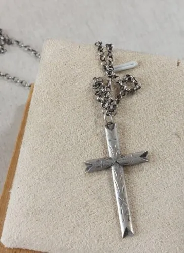 Ancien collier, pendentif croix religieuse, en argent