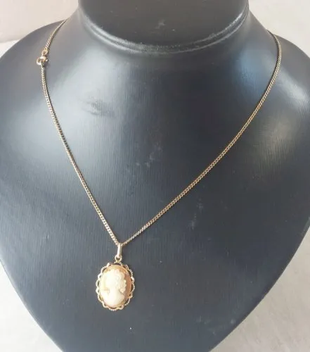 Ancien collier + pendentif, en plaqué or, camée