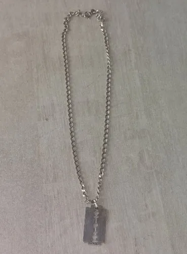 Ancien collier + pendentif lame de rasoir, en argent massif