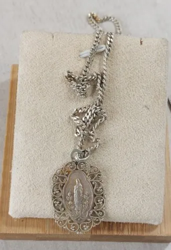 Ancien collier, pendentif religieux, en argent