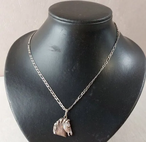 Ancien collier + pendentif, tête de cheval, en argent massif