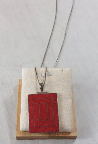 Ancien collier / sautoir et pendentif, décor émaillé, en argent massif