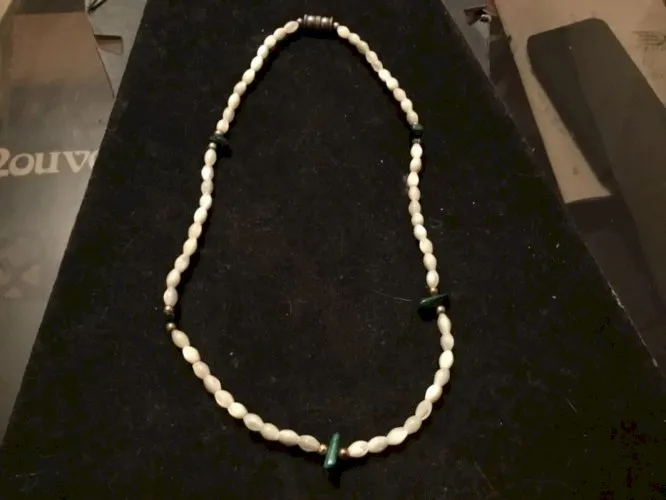 Ancien collier vintage avec perle de nacre et malachite