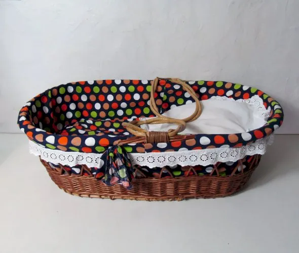 ancien couffin pour bébé en rotin avec garniture vintage 79x46cm