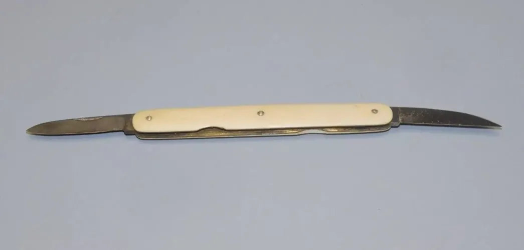 -ANCIEN COUTEAU PLIANT TAILLE PLUME COLLECTION ECRITURE VITRINE  D