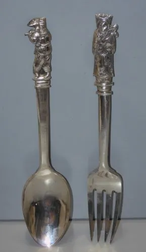 -ANCIEN COUVERT ARGENT ASIE Testé Pas de poinçon apparent Bouts 2 PERSONNAGES D