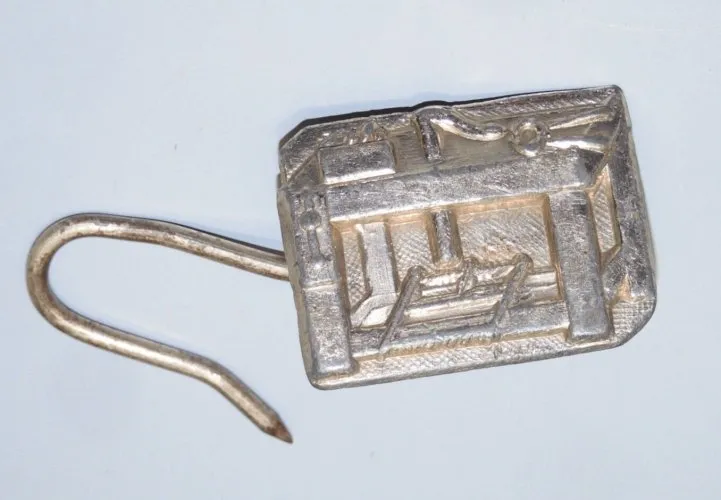 -ANCIEN CROCHET de TABLIER MENUISIER couleur argenté COLLECTION VITRINE  D