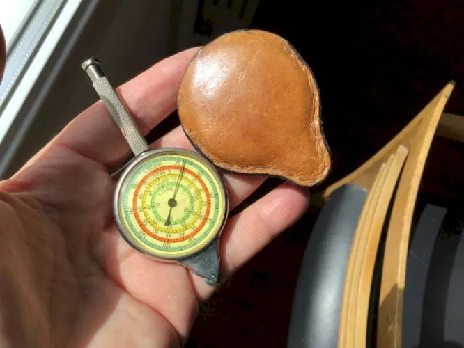 ANCIEN CURVIMETRE FONCTIONNEL AVEC SA POCHETTE