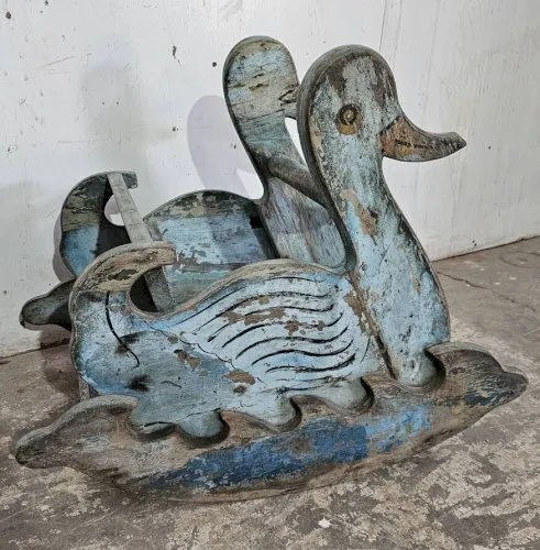 Ancien cygne à bascule d'enfant en teck birman