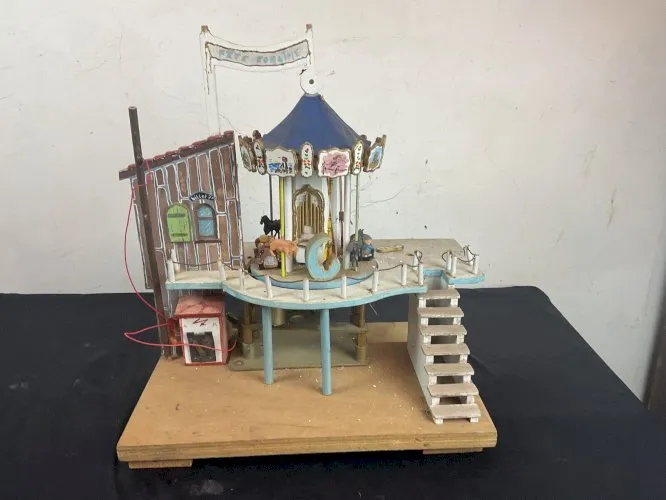 Ancien Diorama manège fête foraine cirque .