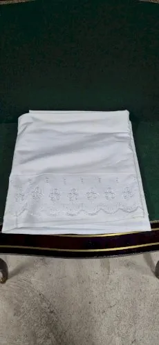 ANCIEN DRAP AVEC DE TRES BELLES BRODERIES N°2