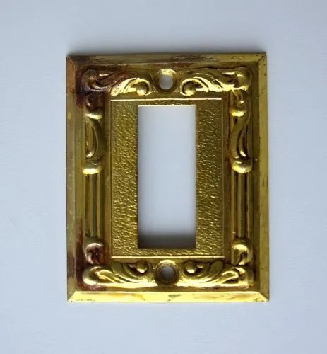 ancien enjoliveur plastron pour interrupteur mistral en laiton dore n°2