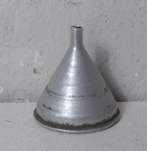 ancien entonnoir miniature en aluminium alu vintage 3cm