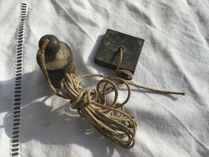 ancien et complet fil a plomb en bronze