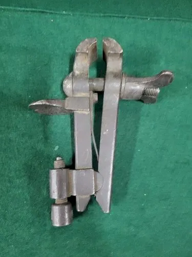 ANCIEN ETAU A FIXER PETIT MODELE N° 2