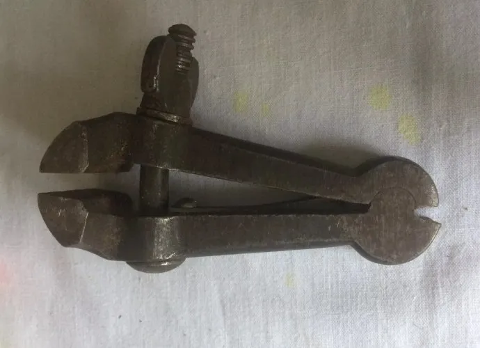 ancien etau a main en fer forge