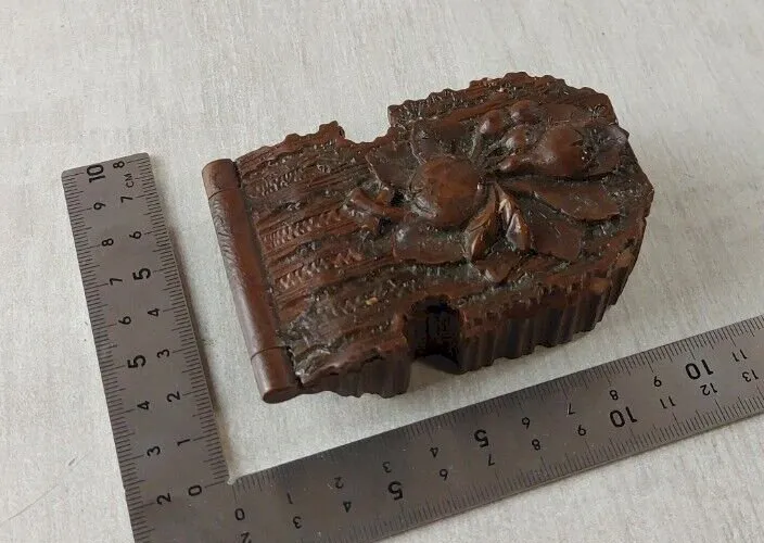 Ancien étui / boîte / porte montre gousset, en bois sculpté, Suisse, XIXème