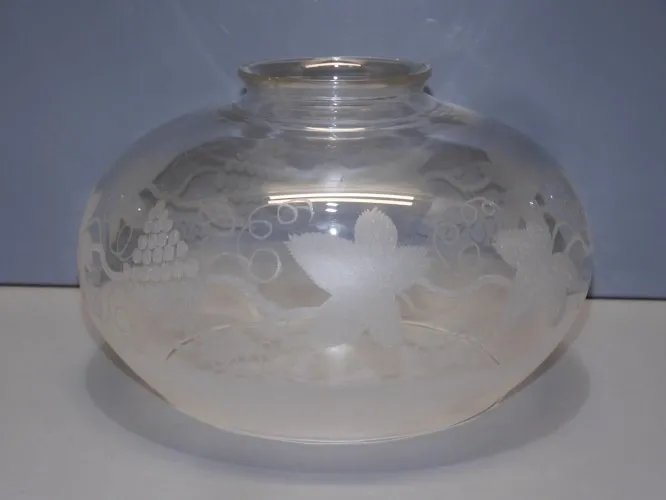 - ANCIEN GLOBE POUR LAMPE ou SUSPENSION EN VERRE INCOLORE Décor GRAPPES RAISIN D