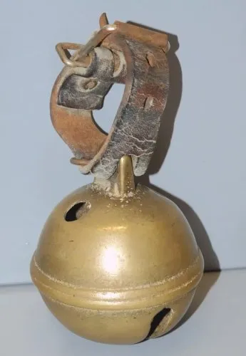 -ANCIEN GRELOT BRONZE Diamètre 6,74 cm avec son ATTACHE en CUIR SONNAILLES  D