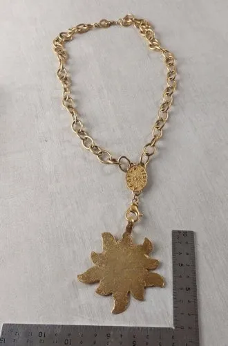 Ancien gros collier, pendentif soleil, en métal doré, Agatha Paris