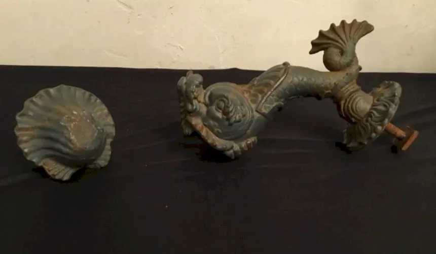 Ancien Heurtoir de porte de châteaux , dauphin, en fonte, circa 19 ème