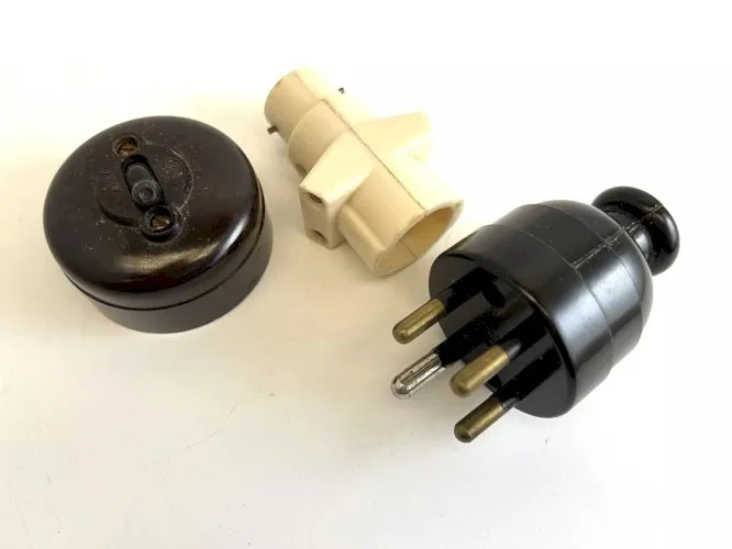 Ancien Interrupteur Bakélite Et Douille Voleuse Et Prise