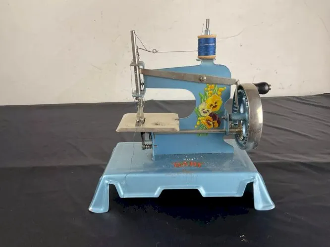 Ancien JOUET MACHINE A COUDRE en tôle bleue BABY vintage jeu enfant old tin toy