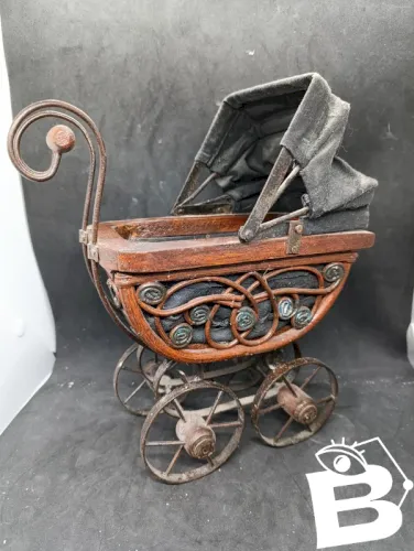 ancien Landau de poupée en bois et rotin Style Victorien en bon etat