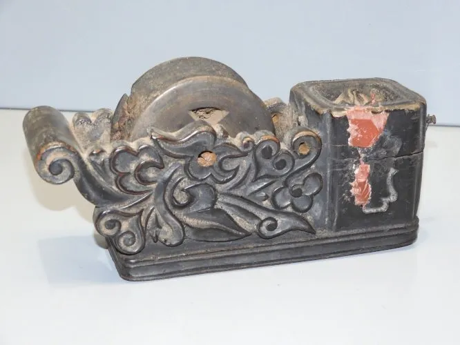 -ANCIEN MARQUOIR OUTIL CHARPENTIER CHINOIS Bois sculpté avec sa cordelette  D