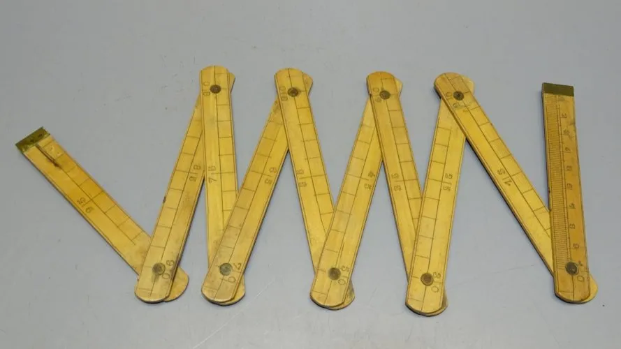 -ANCIEN METRE EN BOIS COLLECTION OUTILS ANCIENS VITRINE D