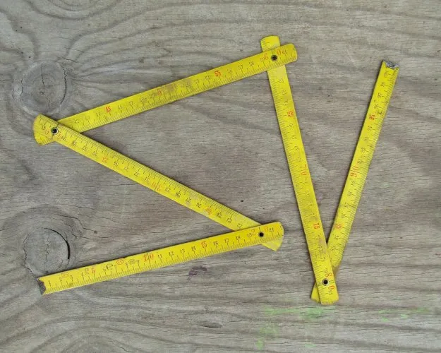 ancien mètre pliant en bois jaune
