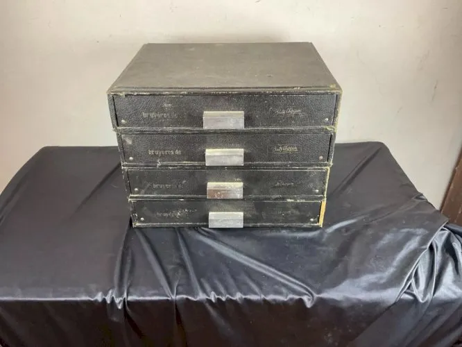 ancien meuble de metier, rangement à tiroirs , horloger ……