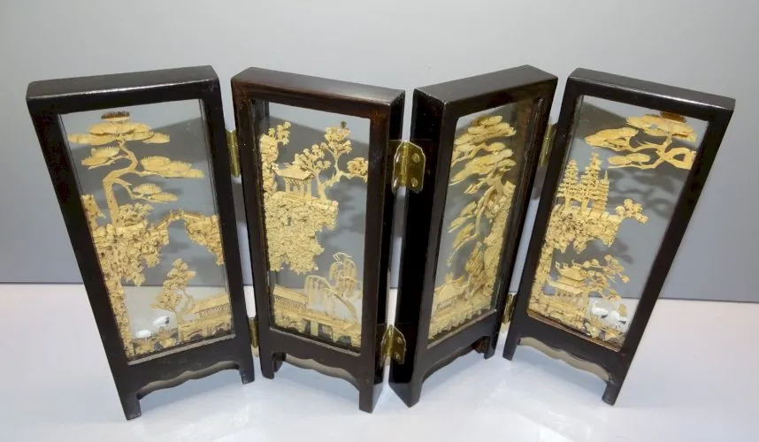 -ANCIEN MINI PARAVENT DE TABLE FEUILLES DECOR ASIE EN LIEGE SOUS VERRE  D