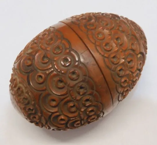 -ANCIEN OEUF BOITE à CHAPELET en COROZO Gravé COLLECTION VITRINE déco D